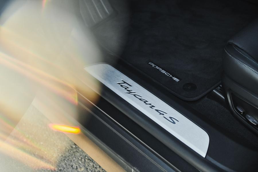 Логотип Porsche Taycan 4S 2020 года  (NA) (фото 15 из 29)